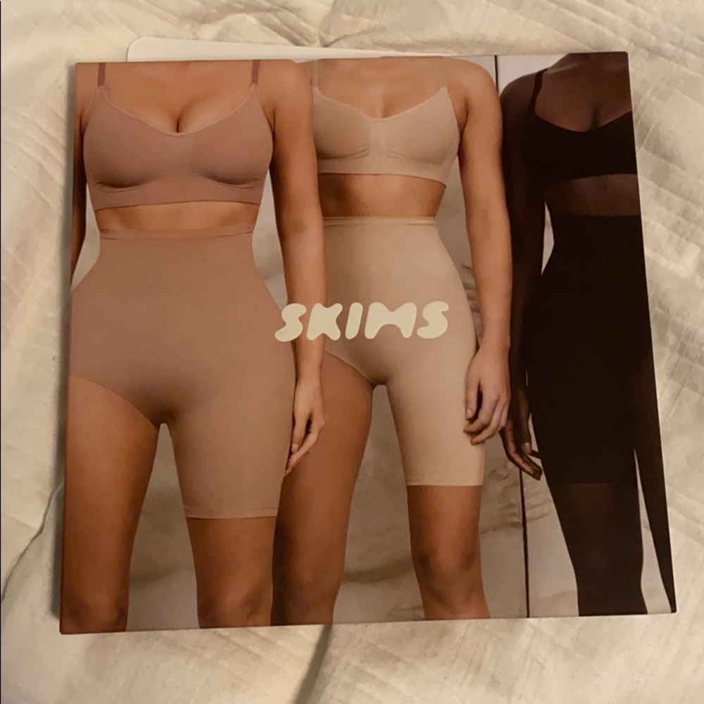 SKIMS left leg exposed shapewear in ONYX